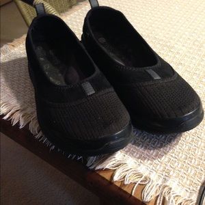 BZEES slip on shoes